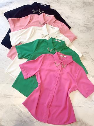 Blusa com strass na gola